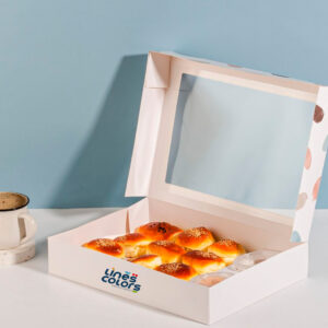 علبة مخبوزات مع صوص